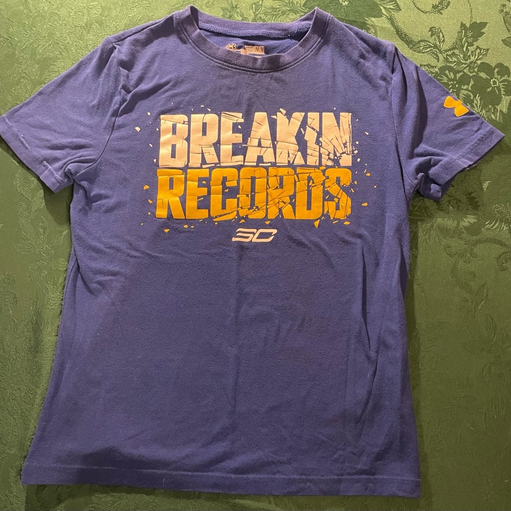 Under Armour T Shirt Boys size Medium
